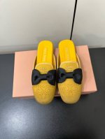 Miumiu春夏新品蝴蝶结配饰雕花冲孔平底乐福鞋单鞋拖鞋系列 即优雅又可爱 带弧形的小圆头 完美演绎赫本风 上脚可爱又减龄 配上袜子又满满学院风 鞋面采用进口混