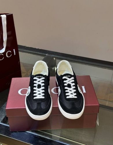 Gucc* 德训鞋24Ss春夏新品，男士运动鞋出货，这款运动鞋设计灵感源自意大利海岸的夏日风情和海滩俱乐部。低调内敛的互扣式双g巧妙呼应贯穿该系列的含蓄设计美学