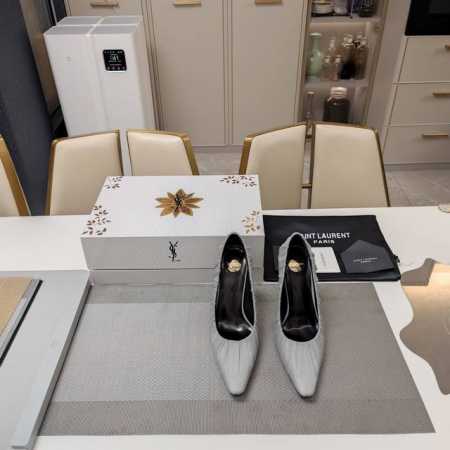 SAINT LAURENT ” SYL圣罗兰 顶级版本25SS众明星网红追捧的圆柱体细高跟，丝绸打皱小方头高跟单鞋。SYL 2025官方VIP 贵宾版金花磁铁盒 - 点击图像关闭
