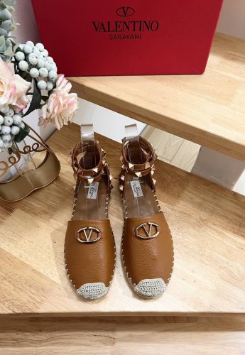 valentino Garavani 荔枝牛皮中空渔夫鞋凉鞋 金属效果工艺处理铆钉装饰 草编鞋麻底 露趾凉鞋 平底凉鞋 意大利制造 -36-41