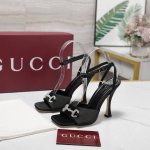 顶级版本 gucci 25S春夏新品水钻糖果色 后带凉鞋高跟 g家在体现高级感这块 总让人大写的服气 看起来蛮简单的款式 但上脚就莫名很高阶 非常性感 让你轻松