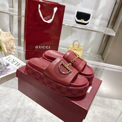 带有马刺的女士新款厚底凉拖鞋 这款女士凉鞋以其标志性的马头扣细节和金色五金为特色。采用优质皮革制成，设计将传统灵感与现代多功能性相结合，为温暖天气的套装增添精致