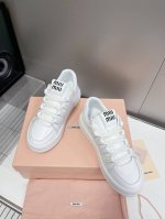 p直销 缪缪Miumiu 新款 火爆款脏脏鞋 小白鞋 今年主推款 复古做旧时尚 简约高级 随意搭配 上脚非常舒适，年度必入款！鞋面原版牛皮，内里丝绸牛皮里 ，原