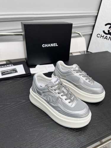 chanel 香奈儿度假系列 最新款休闲运动鞋 银白，金白，银灰，黑红！无敌漂亮又好穿 非常轻便，内里也是超级软，超级舒服，鞋面透气设计，配色高级耐看 百搭 鞋