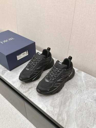 Dior B44 Blade 情侣款运动鞋 由 lewishamilton 设计的生活胶囊系列点缀的 dior B44 Blade 运动鞋以2000年代灵感的曲