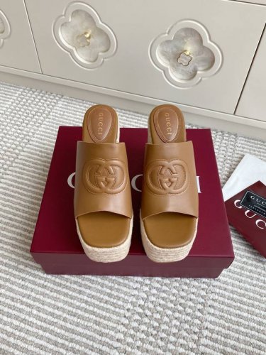 gucci古奇25Ss Gg扣 麻绳草编松糕鞋厚底坡跟凉拖鞋 时尚是轮回 经典春夏走秀Gg坡跟厚底拖鞋 Gucciancra大秀，回溯了贯穿古奇发展历程的一经典