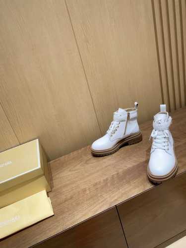MichaelKors 2024秋冬新款马丁靴 官网同步发售 面料：头层牛皮 内里：透气羊皮 大底：防滑原版橡胶大底 码数：35-41 工厂首发： 元