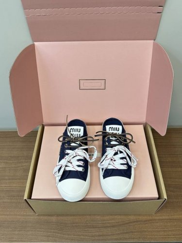 顶级版本 miumiu 缪缪2025新品刺绣帆布鞋 拖鞋 顶级原版面料质感满满 搭配经典字母刺绣 刺绣Logog立体饱满 瞬间点亮整体造型 辨识度Up Ip超轻
