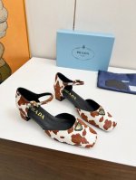 prada 普拉达2025Ss春夏新品 Saffiano奶牛配色牛皮高跟凉鞋 闪亮登场 小红书各大博主推荐 彰显经典魅力 跟高4Cm 羊皮内里 意大利真皮底 码