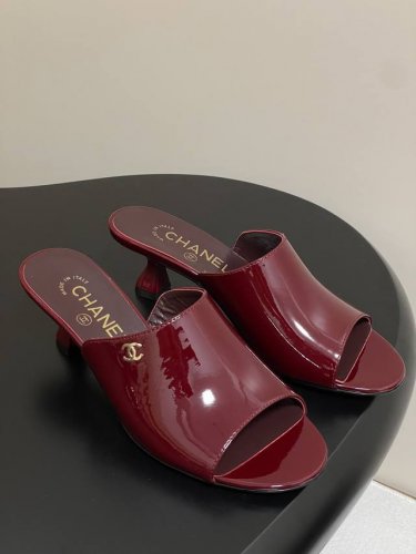 chanel 2026早春度假系列爆品小香双C扣鱼嘴蜜儿高跟拖鞋小矮跟凉拖鞋 简约时尚 整体采用穆勒鞋款式 这种鞋型没有鞋带或复杂的固定结构 穿脱方便 同时展现