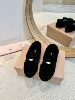 Miumiu 缪缪2024Ss秋冬新款 钱币驾车鞋加毛乐福鞋毛毛鞋 这款永不过时的反绒皮驾车鞋饰有硬币与压花miu徽标，彰显别具一格的经典格调。鞋头盖点缀皮革饰