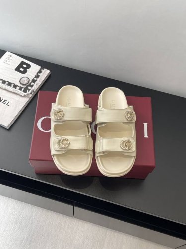 Gucci 春夏新品 双G钻扣皮面凉拖 这款凉鞋以Gg帆布匠心打造，缀饰一眼可辨的双G标识 配以浅金色调配件，为整个设计注入一抹精致优雅气息 百搭M多裙子 裤子