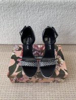 D&G古典与现代碰撞出的意式浪漫美学杜嘉班纳 Dolce & Gabbana 真丝系列 超高跟凉靴 线条 版型 看得到的高级感 非市场通货可比 dg杜嘉班纳秀场