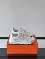 hermes 顶级版本爱马仕H家经典 休闲运动鞋。休闲之履运动老爹鞋结合高科技帆布与麂皮山羊皮，在橡胶鞋底上饰以夸张“H”字母，斜体设计和鲜艳色彩展现活力，延续