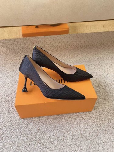 Louis Vutto*SS25新款条纹款春季高跟鞋 原版套楦 顶级品质材质鞋面：进口定制真丝内里：进口羊皮里大底：真皮大底跟高：5.5cm、7.5cm码数：3