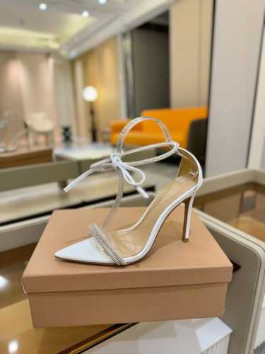 价格P： 吉安维托 罗西 Gianvito Rossi 露趾凉鞋搭配细高跟，性感而精致。 吉安维托 罗西 Gianvito Rossi 秉承了其传统意大利工艺，