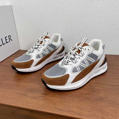 编码： Moncler 蒙口 新款男士运动鞋 这款运动鞋采用织物网眼鞋面拼接绒面牛皮革和光滑小牛皮制成，几何图形撞色拼接设计，侧面饰有醒目标识和M字形织带细节，