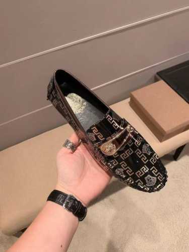实价 ，Versace 瓦莎琪官方 高版本～懒人套脚 潮鞋商务休闲豆豆鞋 鞋面品牌瓦莎琪标志尽显高端潮流，意大利进口原版品牌精选头层柔软牛皮。羊皮内里 拒绝脱色