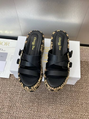 工厂p价p 迪奥 Dior 2025 春夏新款 Attitude 拼色交叉带坡跟女鞋 Cd字母Logo五金扣厚底圆头露趾凉拖鞋 材质:鞋面进口小牛皮+水染羊皮垫