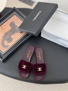 橙子出厂价p chanel 香奈儿春夏新款 经典书包扣翻盖平底拖鞋 金属扣菱格凉拖 码数 35-42
