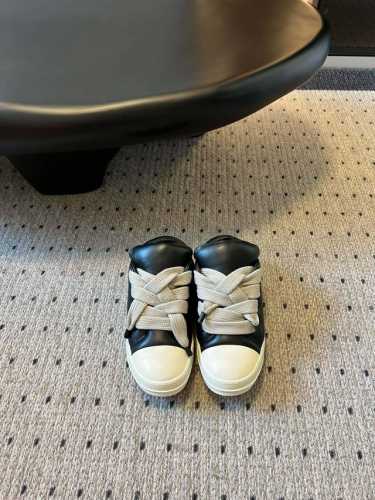 代购级 Rick Owen*25 绑带面包鞋 小面包可可爱爱又潮潮酷酷 真的是早春的时尚利器呢！穿搭适配度满分 轻松摆脱路人感 皮质也是软呼呼的，用料相当考究
