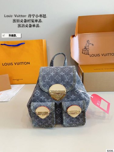配礼盒. Lv Excursion丹宁双肩包 双肩、单肩、手拎、斜挎四种背法都Ok 又是一个热门买不到款 可爱又实用，外加两个小口袋 肩带，时尚加倍尺寸：20*