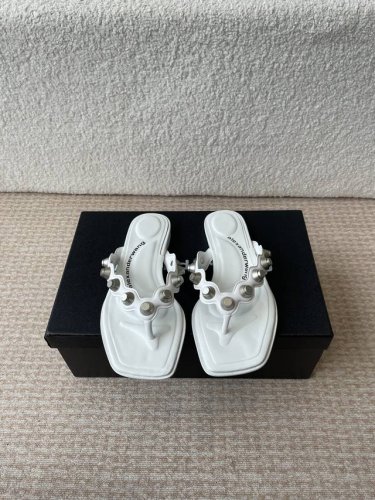 alexander Wang 25Ss 春季火爆新款 钮钉 人字拖鞋，性感钢珠包边高级优雅 整体不失个性 夏天搭配裤装裙装都好看，清爽得体 鞋面羊皮 内里羊皮