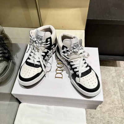 Dior迪奥 女款码数 女35-40 2025 系列新品这款 Dior C ' Est 运动鞋彰显醒目而时尚的风范 精心制作 鞋面侧边镂空设计风格搭配超级时尚