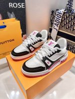 橙子出厂价p louis Vuitton 路易威登 Lv Trainer 情侣款运动鞋板鞋 休闲复古篮球鞋 从复古篮球鞋汲取灵感 打造备受青睐的 Lv Trai