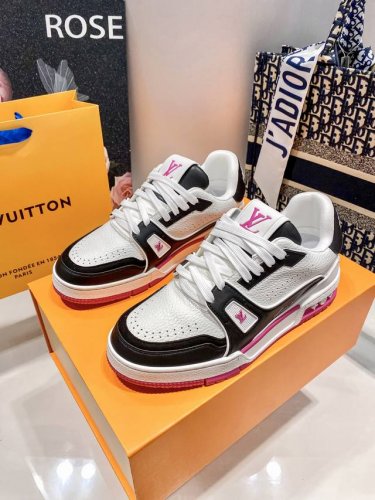 橙子出厂价p louis Vuitton 路易威登 Lv Trainer 情侣款运动鞋板鞋 休闲复古篮球鞋 从复古篮球鞋汲取灵感 打造备受青睐的 Lv Trai