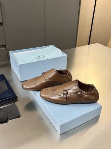 普拉达 Prada 2025春夏走秀款复古手工雕花皮雕扣平底鞋 时髦精的狂爱，走秀款整个鞋子采用原版1：1做旧工艺，鞋头采用复古镂空设计皮带扣点缀复古时髦感满满