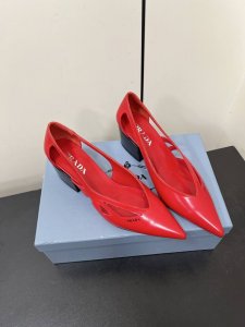 Prada 25ss 早春新款绝美尖头跟鞋 时尚界久违的极简之美经典时尚配色 毫不费力的优雅风来袭 时髦 精致 绝美 包头尖头 开边珠外穿时尚气质简约新款日常拖