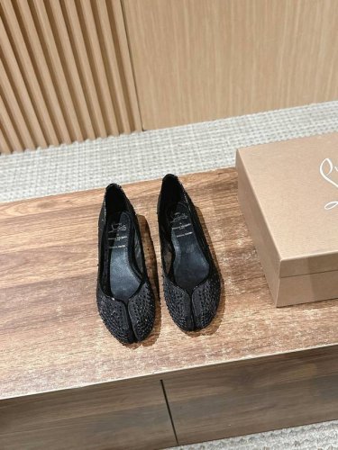 克里斯提 鲁布托联名马吉拉分趾高跟单鞋 Maison Margiela 与 Christian Louboutin 推出首个联名鞋履系列 全新合作以两种互相交融
