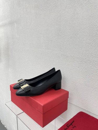 小羊皮 舒适 拼色 平底蝴蝶结 经典五金扣件 鎏金工艺 Ferragamo 黑色 24 菲拉格慕 平底鞋拖鞋 今期高频曝光 人对Fam刮目相看加上各路明星 更加