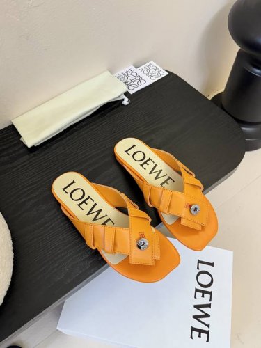 平底 中跟 loew* 罗意威 25Ss夹趾皮面拖鞋 毫不费力的时髦感拖鞋 造型别致 舒适度肉眼可见 慵懒随性又不失优雅 夏日清凉出门 对版牛皮面料 羊皮内里