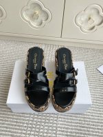 Dior 迪奥25Ss春夏新款D-Attitude 坡跟凉拖鞋 防水台拖鞋 这款 Attitude Dior坡跟凉拖 从复古标识汲取灵感 彰显现代风格 牛皮革鞋