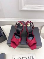 sain*Laurent 圣罗兰 2025春夏新品 Lucienne交叉方头坡跟凉鞋上新 顶级版Ysl超美的一款 恨天高 系列以全新的诠释方式首发 满满的高级感