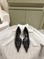 升级版 巴黎世家 Balenca*A 新款漆皮单鞋五金扣系列！这款鞋型是淑女尖头单鞋上脚美爆又百搭 Ins爆款 原版购入开模，定制鞋面原版牛漆皮，私膜定制五金扣