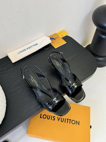 25Ss春夏新款 Louis Vuitton Lv方头搭扣 V型带猫跟凉鞋露跟高跟鞋 lv五金 Logo 饰以点缀 细节质感特别的高级 犀利的造型效果视觉盛宴难