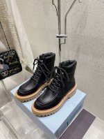出厂 Prada普拉达 24ss 秋冬厚底绑带高帮短靴 时尚厚底休闲乐福鞋 独到味道，人人都爱也轻松驾驭 每年都会爆.还有就是百搭经典的鞋楦，足以征服你，穿上它