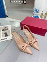 出厂 顶级版本 顶级品质 Valentno系列时装鞋、创新与经典巧妙的结合在一起，其经典带领着每年时尚，每一款鞋子都是百搭神器，品质市面随意对比 顶级品质 鞋面