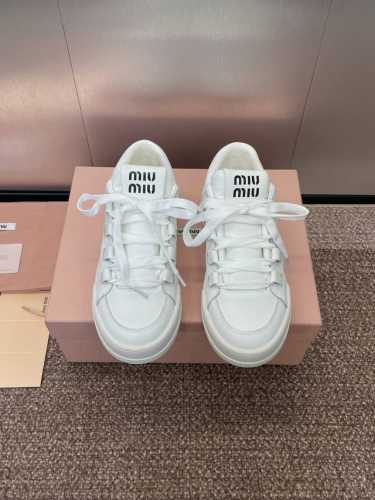 工厂价 Miumiu 2025春夏高定系列走秀新款系带休闲运动小白鞋 缪缪明星同款字母Logo厚底圆头擦色做旧滑板女鞋 材质 鞋面进口小牛皮+水染羊皮内里+原版
