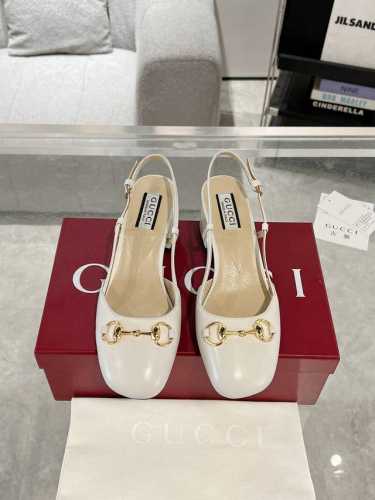 Gucci 女士马衔扣后系带凉鞋这款浅口鞋甄选牛皮打造，匠心融蕴经典马衔扣造型配件。圆头和可调节脚踝搭扣设计相得益彰，演绎学院风格。原版定制牛皮 内里定制羊皮