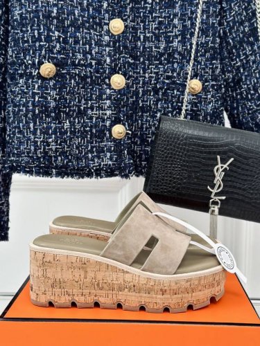 厂价 HermèS 爱马仕经典H厚底拖鞋 依旧是永恒经典的H造型 极约复古的设计 浓厚的异域风情 厚底在拉长腿方面真的Yyds 百搭舒适 上脚秒变大长腿！ 面料
