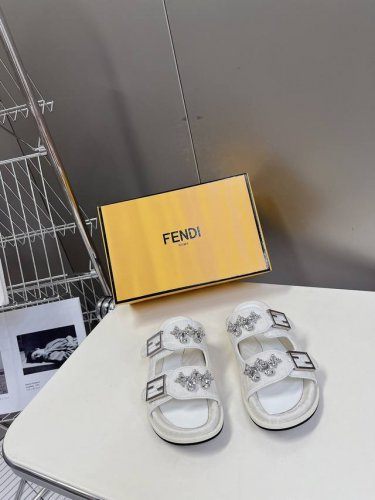 钻30 顶级原版货 Fendi芬迪情侣款双带平底拖鞋，带Ff Baguette装饰性搭扣。 鞋面棕色原版牛皮+F家经典老花 脚床和包边、内里均为面皮原版牛皮，市