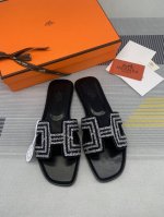 出厂价Pp：330 随机赠送丝巾芯片 品牌：Hermes 编号：H8018 钻面 颜色:黑银 跟高：1Cm 码数：35-40全码 34 41 42定做不退不换
