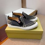 工厂价 巴宝* 休闲新品上市 鞋面采用品牌印花面料舒适皮内里，橡胶耐磨大底，鞋型饱满，立体感十足标准码数：38-44。两色可选。