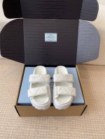 莞产 官网同步盒包装 prada 25Ss 春夏 新款 厚底款 凉拖鞋 想起了小时候上学同学们穿的魔术贴涼鞋仁 经典设计 永不过时 选鞋子注重美观的同时 舒适是