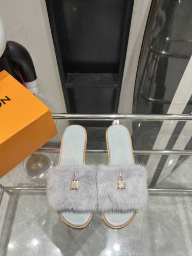 LV 24ss水貂毛 平底凉拖鞋 最流行的多巴胺元素系列 非常适合居家、逛街，度假，上班，皆是百分之百好搭配的绝绝子～ 面料：全真皮 水貂毛 羊皮里 意大利真皮