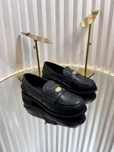 独家新品Miu Mi* 25 新款做旧钱币乐福鞋 今年Miu简直是火爆了 经典的乐福鞋 百搭时髦 复古做旧的款式 今年超火 拉腿型拉身高 专柜新款厚底加持 轻松